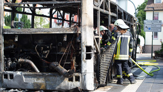 Bus in Worms vermutlich nach Technik-Defekt völlig ausgebrannt