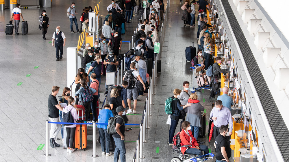 Menschen, die mit dem Flugzeug in die USA reisen, brauchen bald keinen Corona-Impfnachweis mehr.