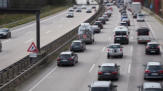 Dauerstau auf der A1: Stadt sperrt Straßen für Schleichverkehr