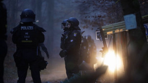 Aktivisten im Baum: Protestcamp im Waldgebiet vor Räumung