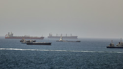 Hormus: Unbekanntes Geschoss trifft Schiff