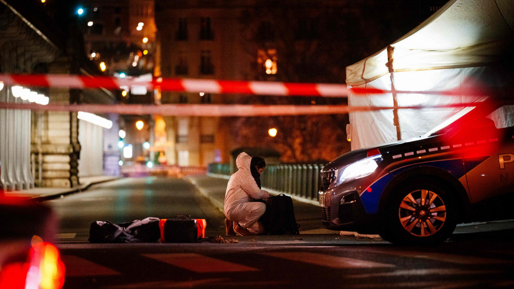Ein mutmaßlicher Islamist hat in Paris Berichten zufolge einen deutschen Touristen mit einem Messer getötet. Zwei weitere Menschen seien verletzt worden, einer davon mit einem Hammer. 
