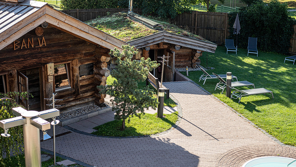  Wellness in der Spessart-Therme: Zwei Blockhaus-Saunen von außen.