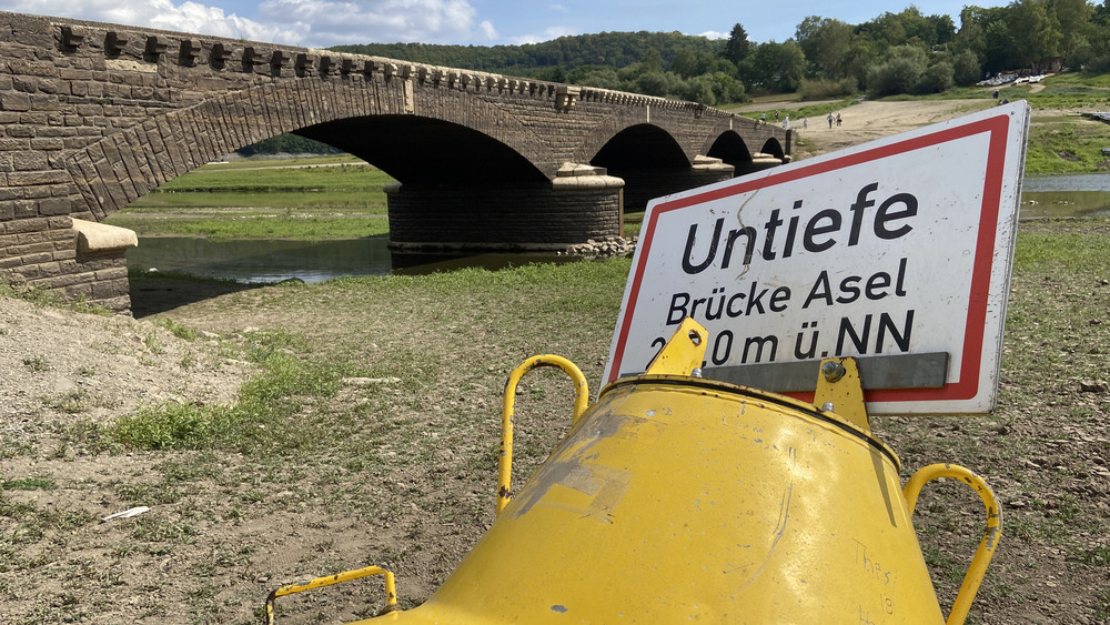 Ganz so trocken wie auf diesem Foto von 2022 liegt die Aseler Brücke noch nicht. Aber ein Teil der Brücke ist schon jetzt wieder begehbar. (Archivfoto)