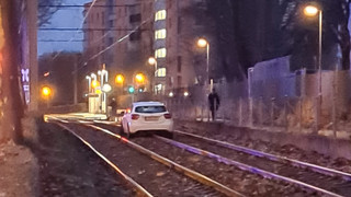 Auto in Kassel auf Gleisen gelandet