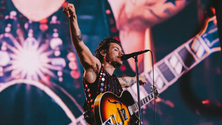 Harry Styles live in Frankfurt: Federboas und Liebeshymnen