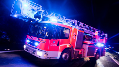 Elektroauto brennt: Feuerwehr rettet Familie mit Drehleiter