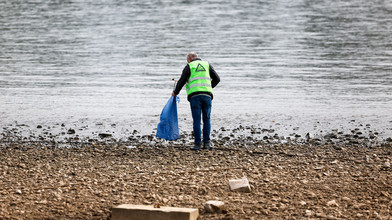 «Rhine Clean Up» in Hessen: Freiwillige entmüllen Flussufer