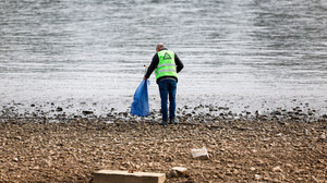 «Rhine Clean Up» in Hessen: Freiwillige entmüllen Flussufer