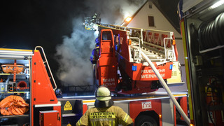 Scheune und Wohnhaus brennen in Birkenau: Auch Nachbarhäuser in Gefahr