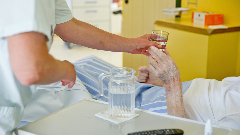 In den Krankenhäusern in Hessen werden immer mehr Menschen wegen hitzebedingter Beschwerden behandelt.