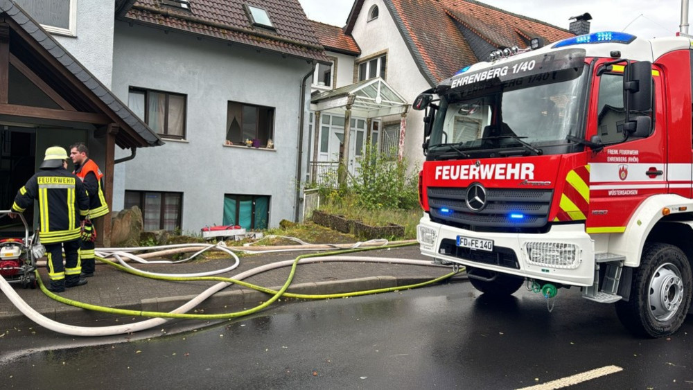 Zwei Bewohner erlitten laut Polizei eine Rauchvergiftung. 