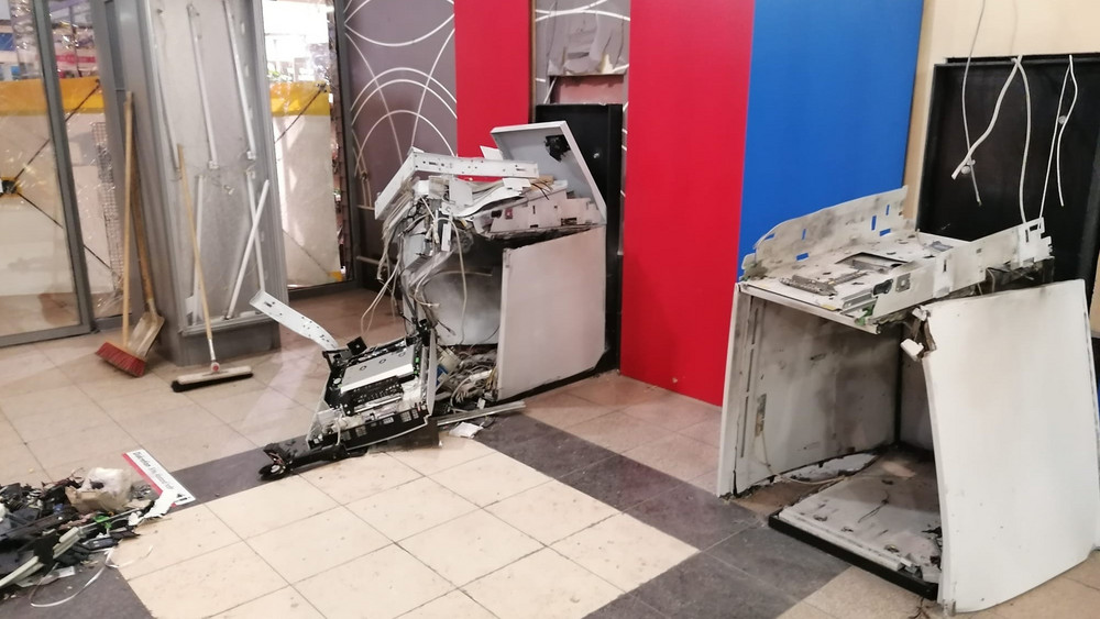 Die zwei gesprengten Automaten hängen aus der Wand