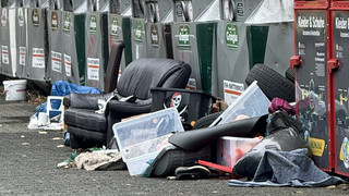 Schränke und Betten: Illegale Müllhalde am Parkstadion Baunatal