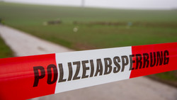 Drifter zerstören Rasen auf Modellflugplatz in Sontra-Ulfen