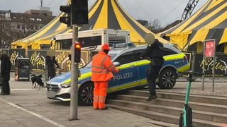 Missgeschick am Kasseler Friedrichsplatz: Polizeiauto fährt auf Treppe