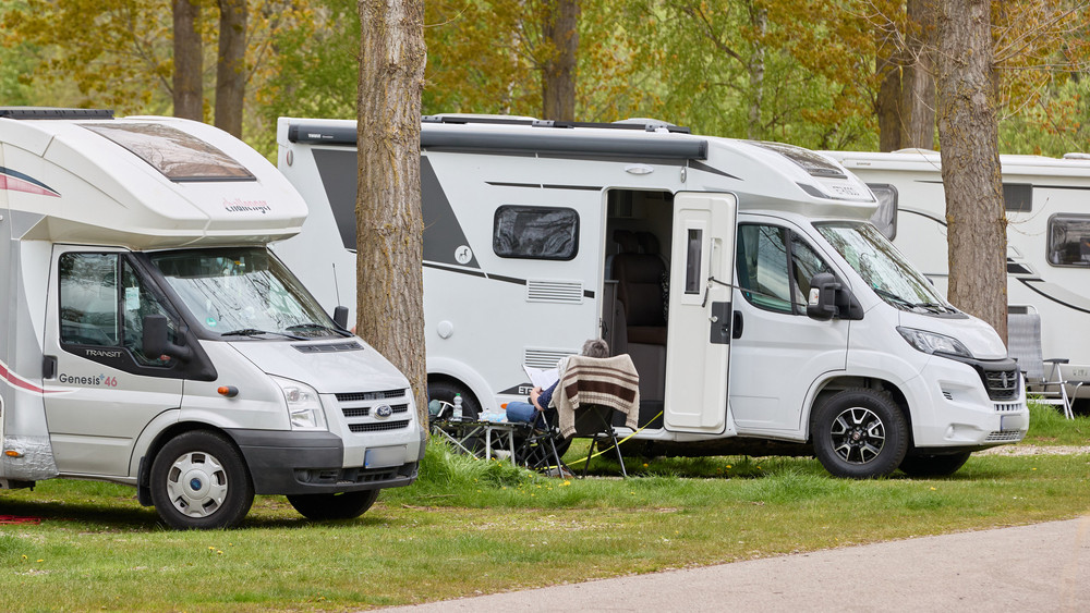 Wohnmobile auf einem Campingplatz.