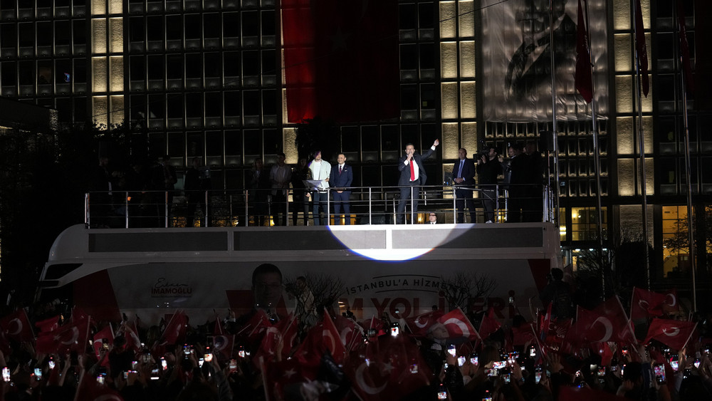 Der Kandidat der Republikanischen Volkspartei (CHP) für das Amt des Bürgermeisters von Istanbul, Ekrem Imamoglu, spricht am frühen Montag vor dem Rathaus in Istanbul zu seinen Anhängern.