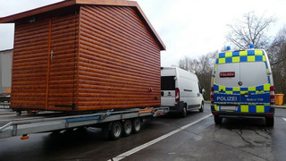 Polizei zieht Gespann mit Weihnachtsmarkt-Hütte aus Verkehr