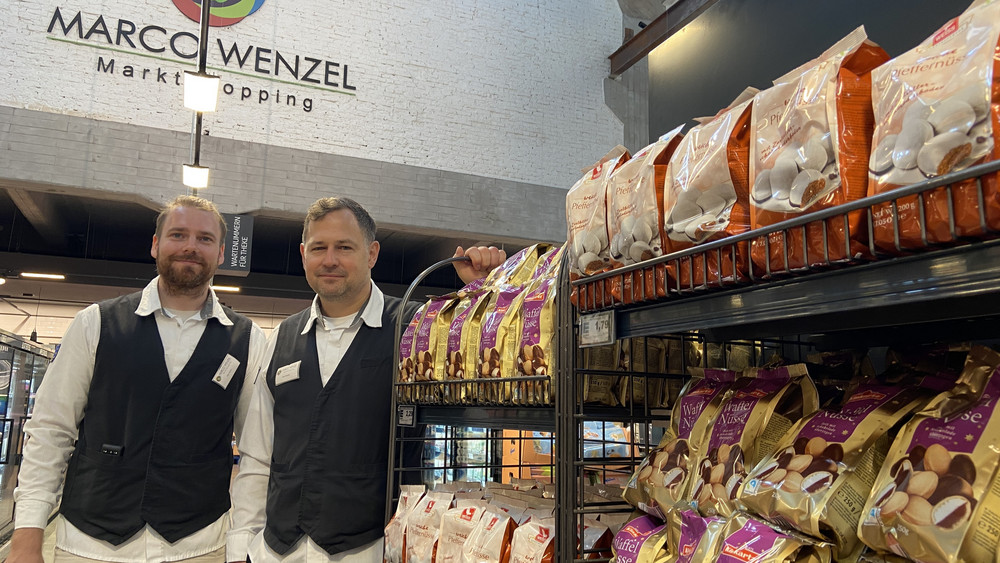 Frisch eingeräumt: Auch im Edeka-Markt von Marco Wenzel (rechts) gibt es schon Weihnachtsgebäck zu kaufen. Marktleiter Christopher Gora schwört auf Marzipankartoffeln.