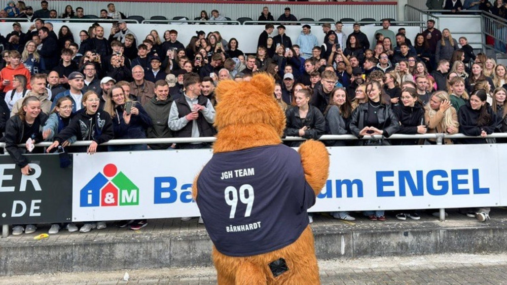 Ein Maskottchen heizt den Fans während der Schulcups ein