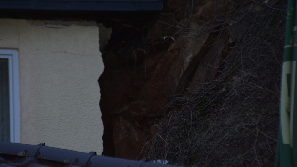 Felsen ist auf ein Haus in Solms-Oberbiel gestürzt.