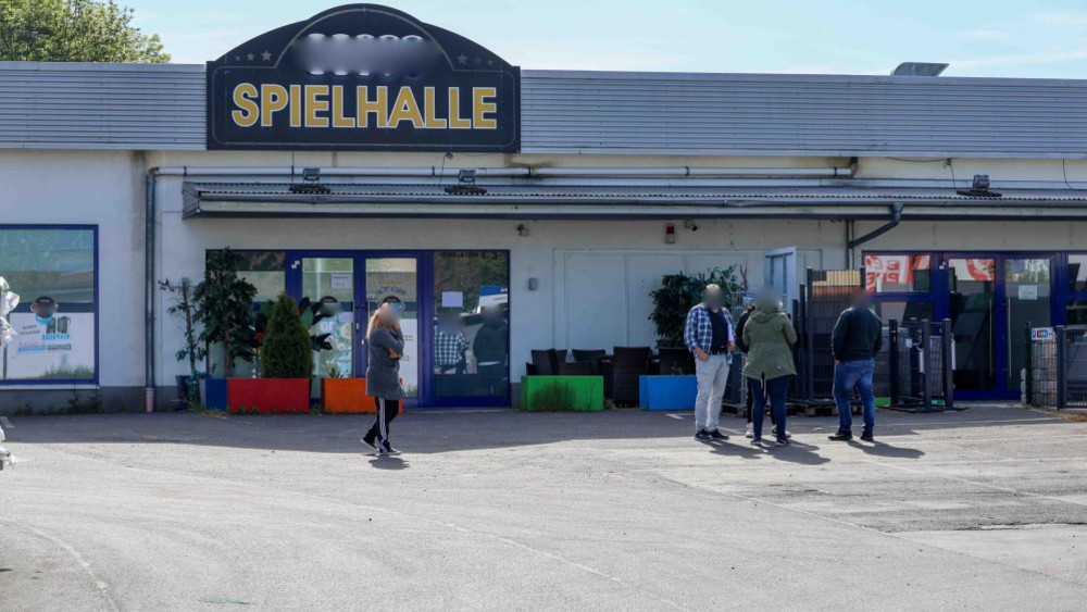 Das Foto entstand nach der Tat vor der Spielhalle in Fulda.