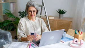 Frau (52) hört auf, sich die Haare zu färben und wird im Job plötzlich anders behandelt