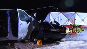 Drei Tote bei Unfall auf der A61 nahe Köln: Pkw prallt gegen Betonschutzwand