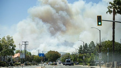 Rasch ausbreitender Waldbrand erfasst Hügel in Südkalifornien