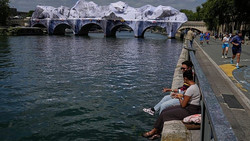 Menschen strömen zu JRs riesiger Höhleninstallation auf der Pariser Pont Neuf