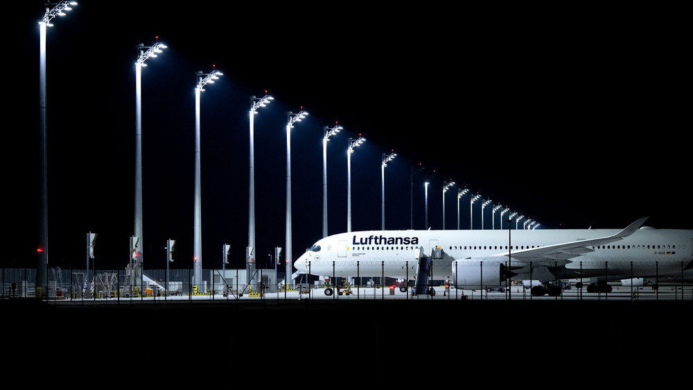 Ein Flugzeug der Lufthansa steht am Flughafen München