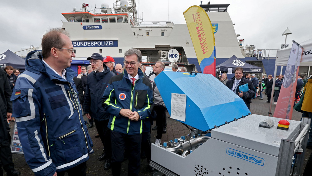 Für den Präsidenten des Bundesamtes für Bevölkerungsschutz und Katastrophenhilfe, Ralph Tiesler, - hier bei einem Termin mit Bundesinnenminister Alexander Dobrindt (CSU) - ist es der letzte bundesweite Warntag in dieser Funktion. Für ihn beginnt in einigen Monaten der Ruhestand (Archivfoto).