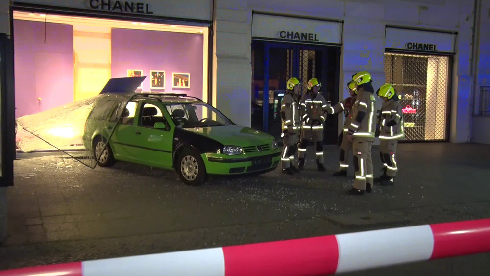 Die Angeklagten sollen mehrfach mit Autos in Luxus-Läden gerast sein - so wie hier in eine Chanel-Filiale am Berliner Ku'damm.