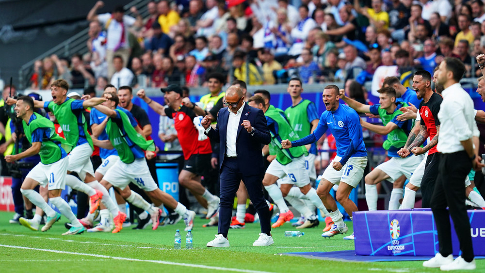 Die Slowaken feiern die große Überraschung gegen Belgien.