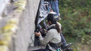 Abseilaktionen von Autobahnbrücken in Frankfurt und Mainz