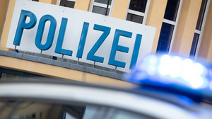 Frankfurt: Unbekannter bedroht Bäckerei-Mitarbeiterin und stiehlt Geld