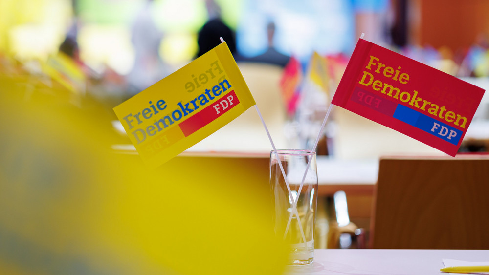 Bei einer Mitgliderbefragung hat eine Mehrheit der abstimmenden FDP-Mitglieder gegen einen Austritt aus der Ampel-Koalition gestimmt.