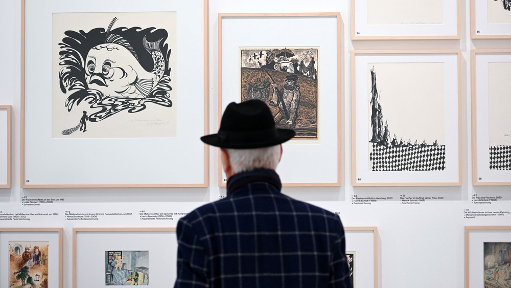 Ein Besucher in der Grimmwelt in Kassel