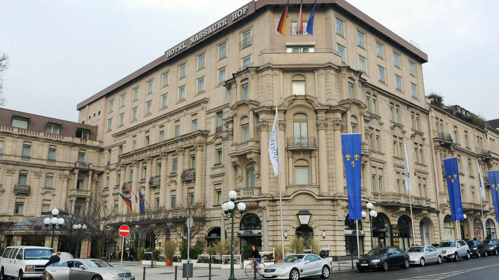 Das Luxushotel Nassauer Hof in Wiesbaden hatte jahrelang Ärger mit einem Betrüger. Er wohnte dort, ohne zu zahlen.
