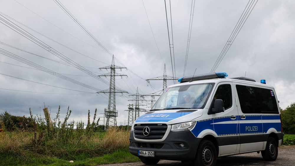 Polizeifahrzeuge stehen in der Nähe des RWE-Kraftwerkes Eschweiler an einem Umspannwerk. In der Nähe von Aachen wurde das Umfeld eines Umspannwerkes in Weisweiler abgesucht.