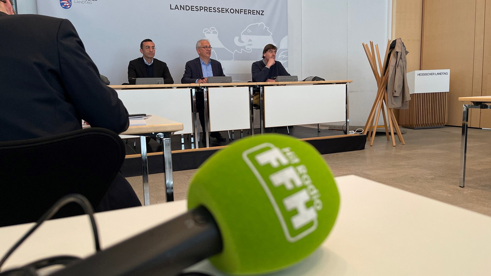 Bei der Pressekonferenz in Wiesbaden dabei: Wirtschaftsminister Tarek Al-Wazir (Mitte), der designierte Frankfurter Oberbürgermeister Mike Josef (links) und Thomas Winkler, Bürgermeister von Mörfelden-Walldorf.