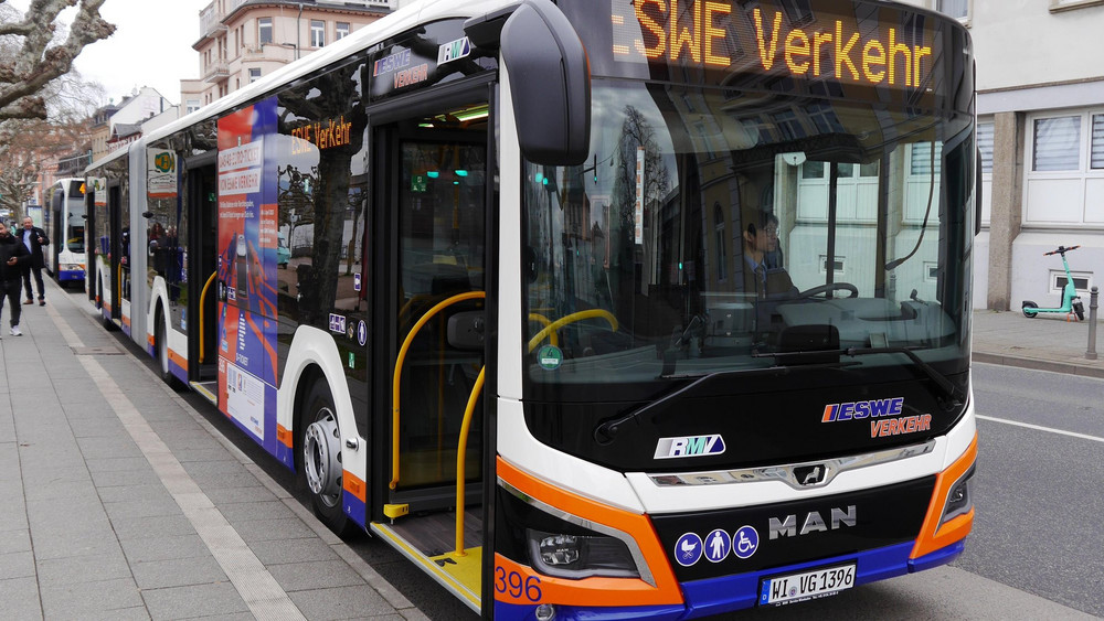 Ab April wird es in Wiesbaden neue Gelenkbusse mit vier Türen geben. Bisher waren Busse nur dreitürig.
