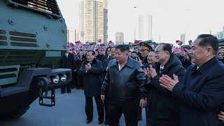 Nordkoreas Machthaber Kim Jong Un fährt Raketenwerfer