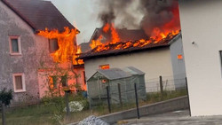 Großeinsatz am Samstagabend: Schuppen in Flammen - Feuer greift auf Wohnhaus über