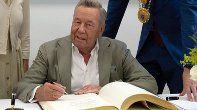 Roland Kaiser trägt sich ins Goldene Buch in Kassel ein