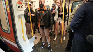 Als wäre es ein Versehen: Londoner ohne Hose in der U-Bahn