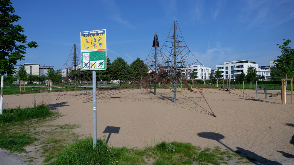 Das kleine Mädchen aus Kassel war am Freitagabend (10.05.) bei einem Spaziergang mit ihrer Tante in Köln verschwunden. Die Polizei fand es in einer Wohnung in der Nähe dieses Parks. Ein 70-Jähriger wurde festgenommen.