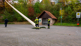 Großer Schreck in Petersberg-Margretenhaun: Kirmesbaum umgestürzt