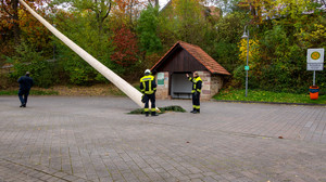 Großer Schreck in Petersberg-Margretenhaun: Kirmesbaum umgestürzt